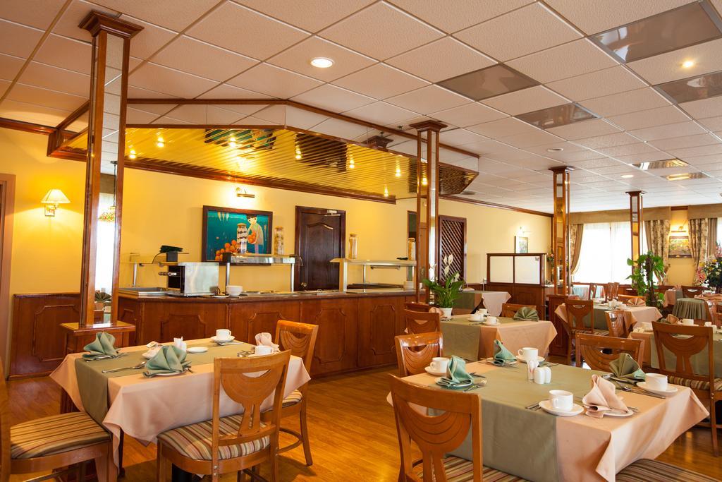Chagala Atyrau Hotel ภายนอก รูปภาพ