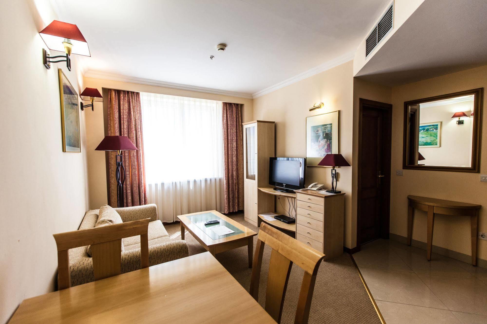 Chagala Atyrau Hotel ภายนอก รูปภาพ