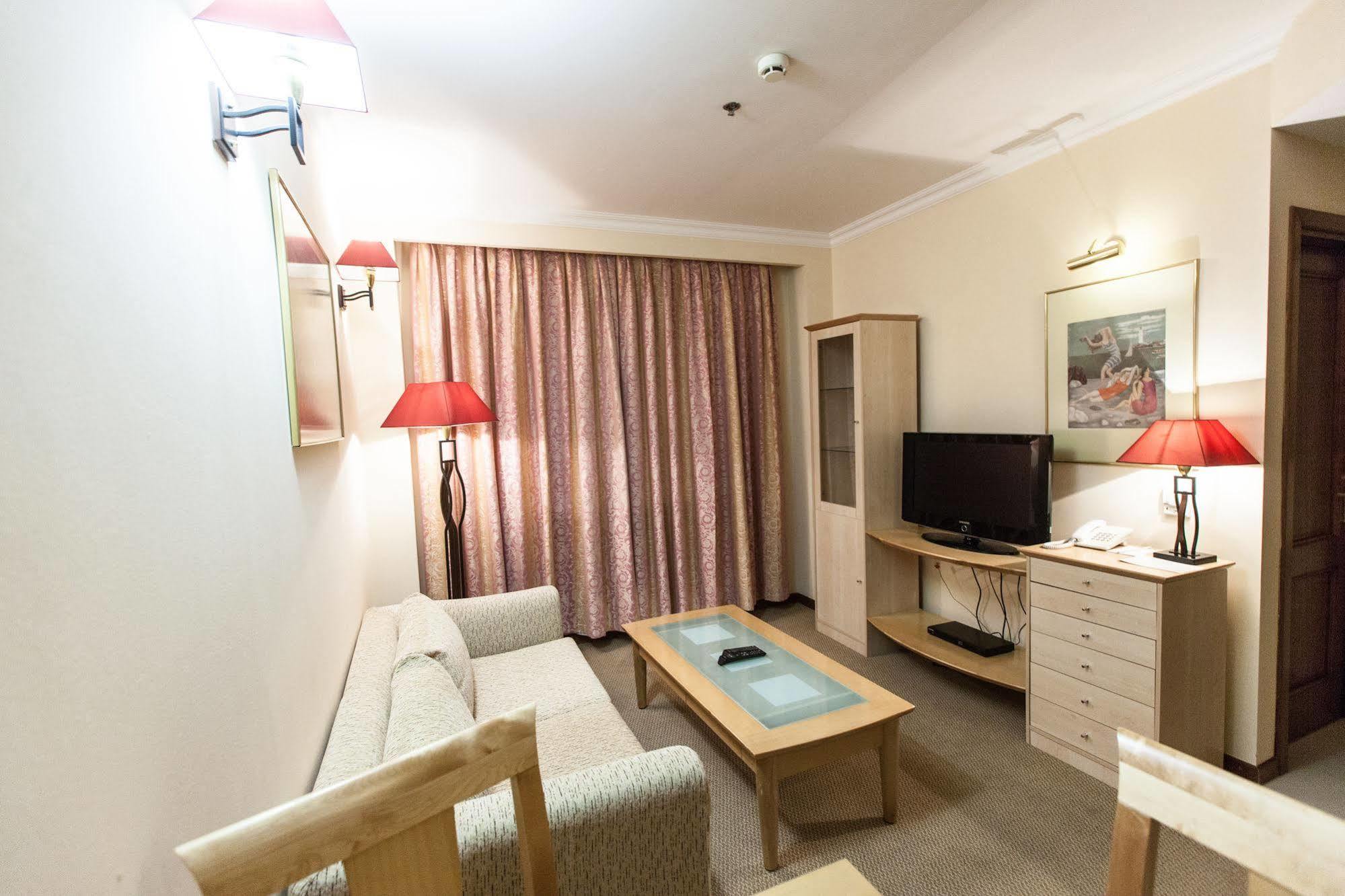 Chagala Atyrau Hotel ภายนอก รูปภาพ