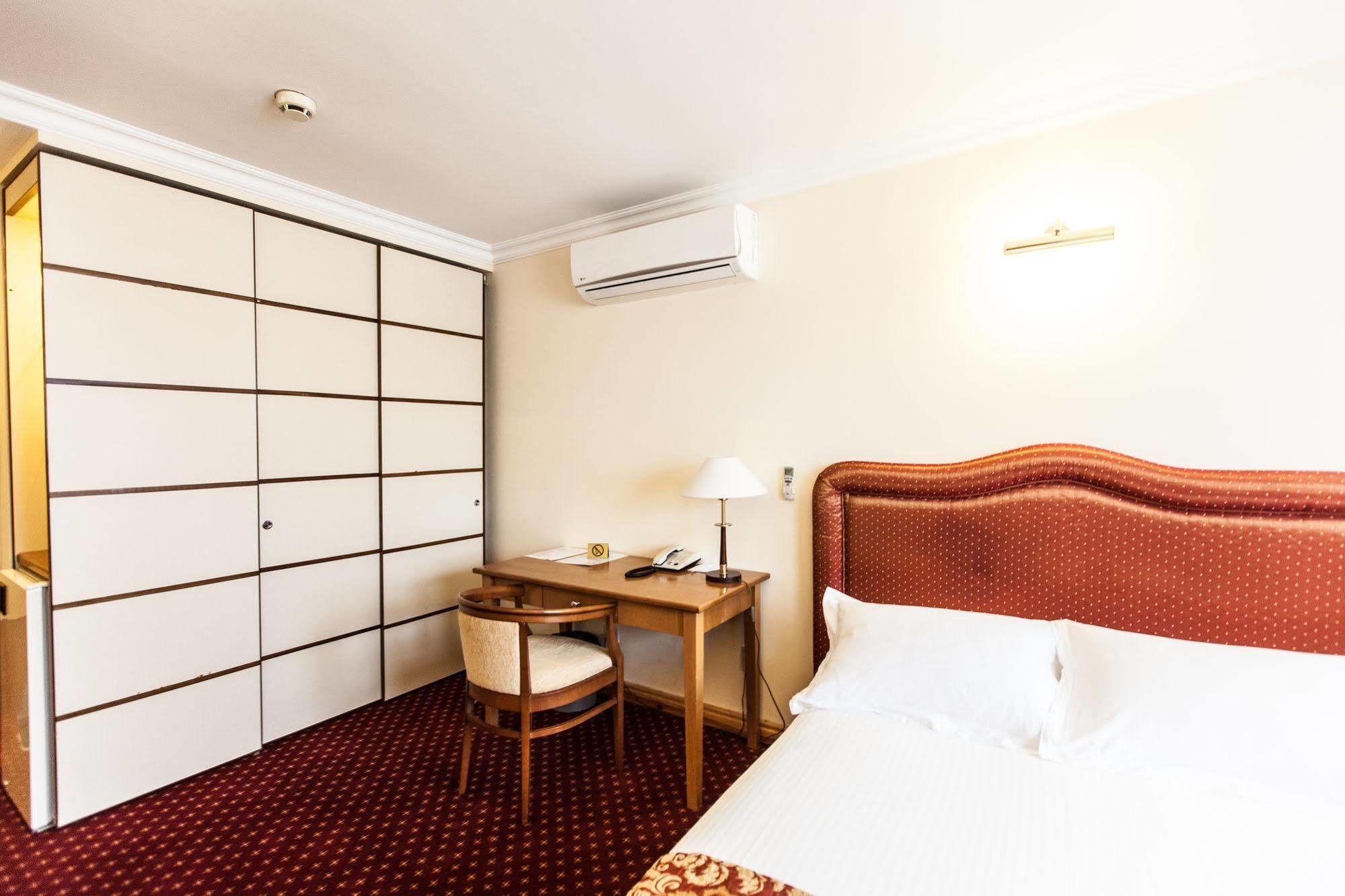 Chagala Atyrau Hotel ภายนอก รูปภาพ