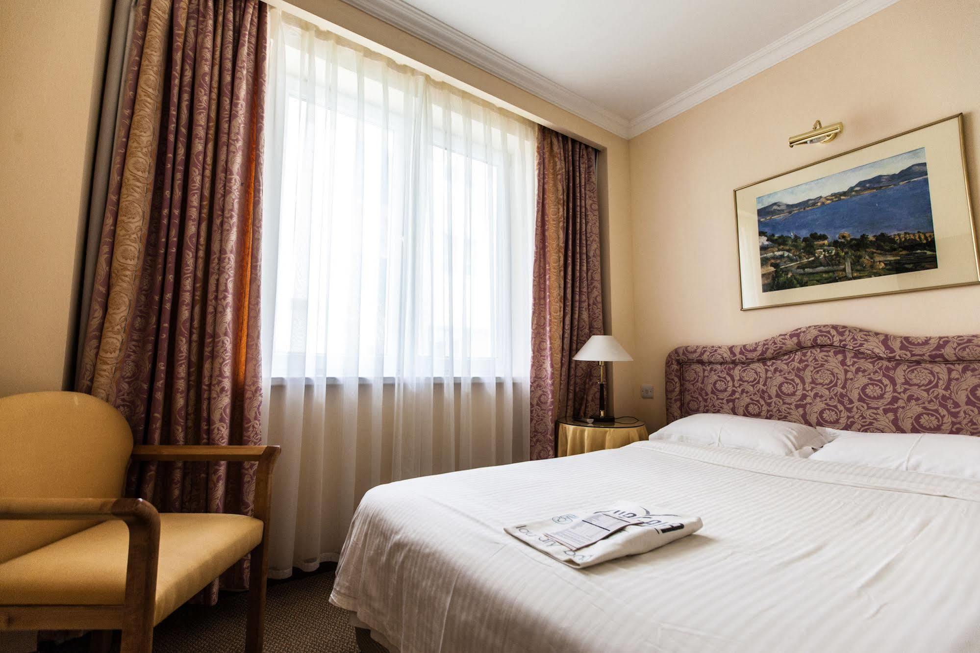 Chagala Atyrau Hotel ภายนอก รูปภาพ