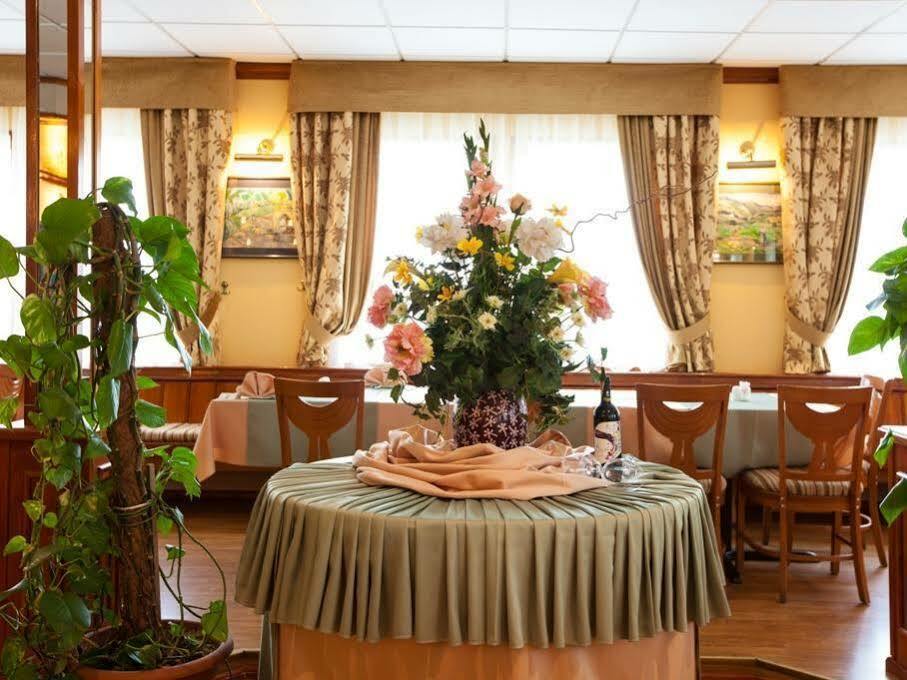 Chagala Atyrau Hotel ภายนอก รูปภาพ